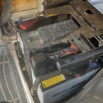 座席のマットを取り外し、バッテリーボックスが見える部分まで分解する｜電動車いす「スズキ」ET3Cのバッテリー交換