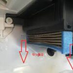 古いフィルターを引っ張りだす2021年10月5日交換、純正「95860-81A01」デンソー「014535-1120」エアコンフィルター交換スズキキャリィDA16T交換・軽貨物ジャーナリスト「モクバブログ」mokubaブログ・非志チャンネル林・F西田･袋小路金造残日禄