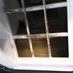 外側からフィルターを確認する・汚れが目立つ2021年10月5日交換、純正「95860-81A01」デンソー「014535-1120」エアコンフィルター交換スズキキャリィDA16T交換・軽貨物ジャーナリスト「モクバブログ」mokubaブログ・非志チャンネル林・F西田･袋小路金造残日禄