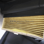 汚れたフィルターを引っ張りだす2021年10月5日交換純正「95860-81A01」デンソー「014535-1120」エアコンフィルター交換スズキキャリィDA16T交換・軽貨物ジャーナリスト「モクバブログ」mokubaブログ・非志チャンネル林・F西田･袋小路金造残日禄