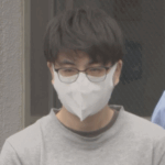 同僚女性の“デスクマット”に体液をかけたか、同僚の女性が使っていたデスクマット1枚に体液をかけた疑い器物損壊の疑いで逮捕されたのは、財務省関東財務局の職員・佐藤拓真容疑者(27)逮捕