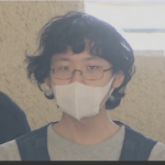 船橋市立塚田小学校の事務職員・手塚陽仁容疑者(21)は4日夕方、船橋市の東葉高速鉄道飯山満駅の男子トイレで、男性(40代)が利用していた個室に扉の上からスマートフォンを差し入れ2回にわたり動画を撮影した疑い